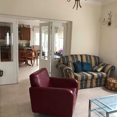 3bedroom House In Semesterbostad Larnaca